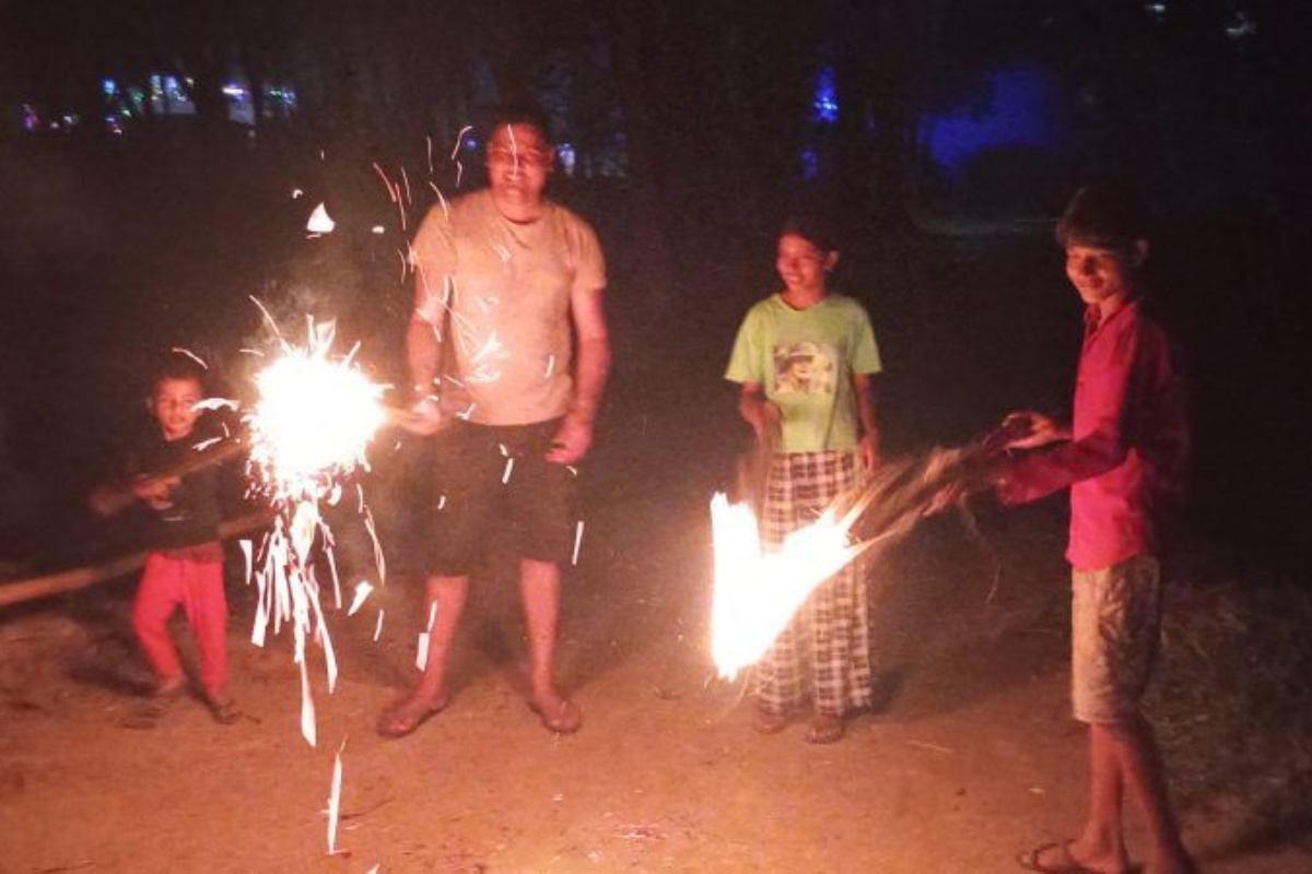 सुनसरीको मिथिला क्षेत्रमा हुक्कापाती खेल्दै मनाइयो लक्ष्मीपूजा