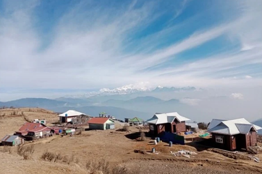 माइजोमाईमा हिमाल हर्दै रमाउने पर्यटकको चहलपहल