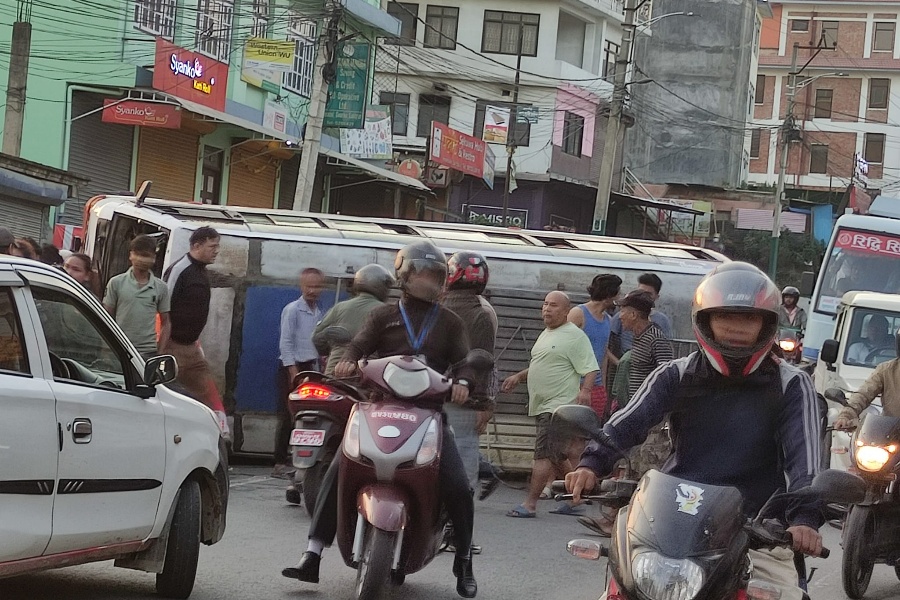 ललितपुरको इमाडोलमा बस पल्टियो, १९ जना घाइते