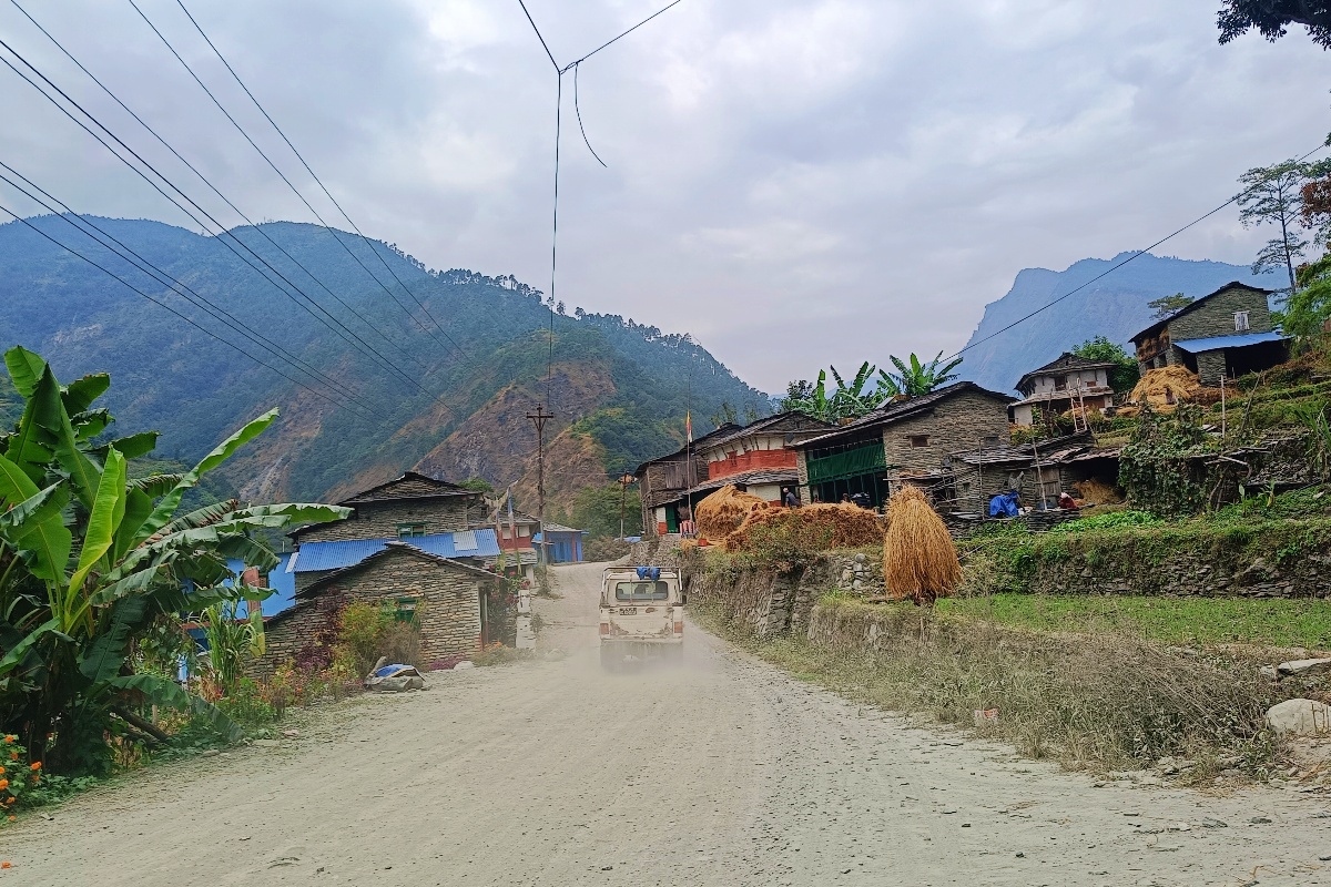 ठेक्का लागेको ५ वर्षमा पनि भएन रणवाङ–दरवाङ सडक कालोपत्र