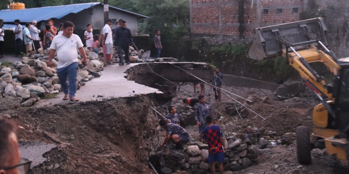 खहरे खोलामा बाढी: धरानका बस्ती जोखिममा