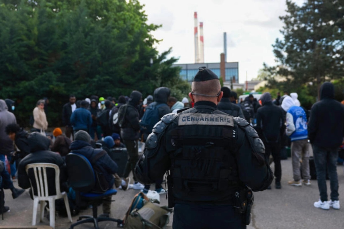 ओलम्पिकअघि पेरिस स्क्वाटबाट ४५० आप्रवासी निष्कासित