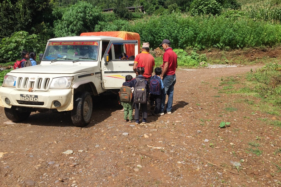 सामुदायिक विद्यालयका विद्यार्थी लिन घर–घरमै गाडी