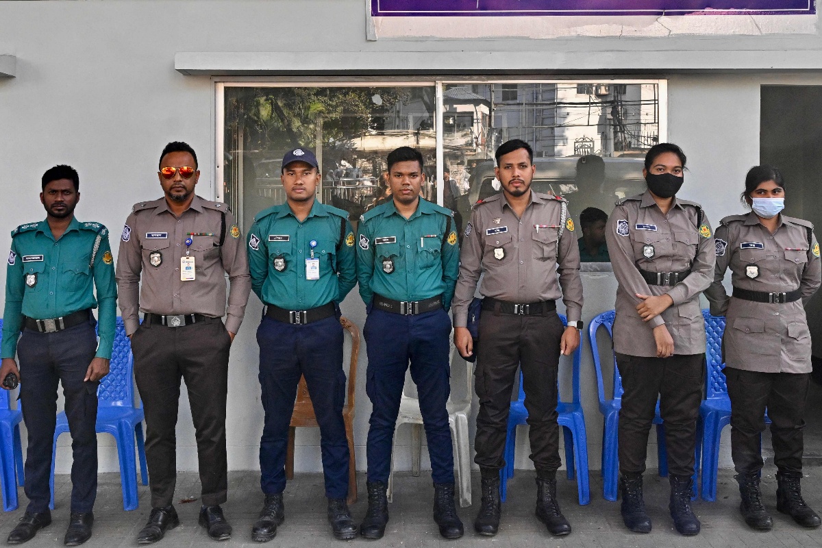 नयाँ बर्दीमा बांग्लादेश प्रहरी, जनविश्वास फर्काउने प्रयास