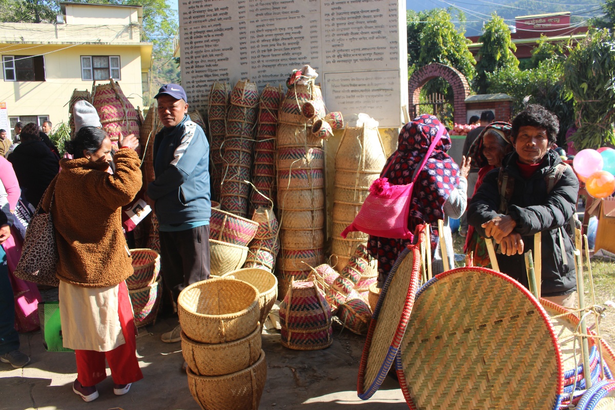 म्याग्दीमा बिक्न छाडे चोयाबाट बनेका हस्तकलाका सामग्री