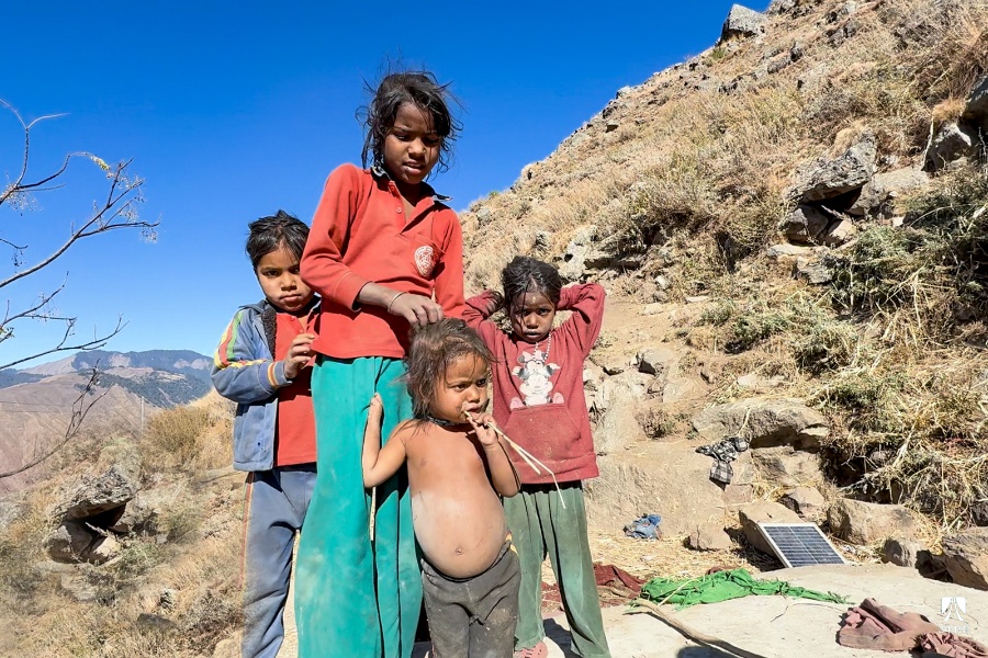 गीता विकका ४ छोरीहरू। कान्छी छोरीलाई कुपोषण भएको छ।