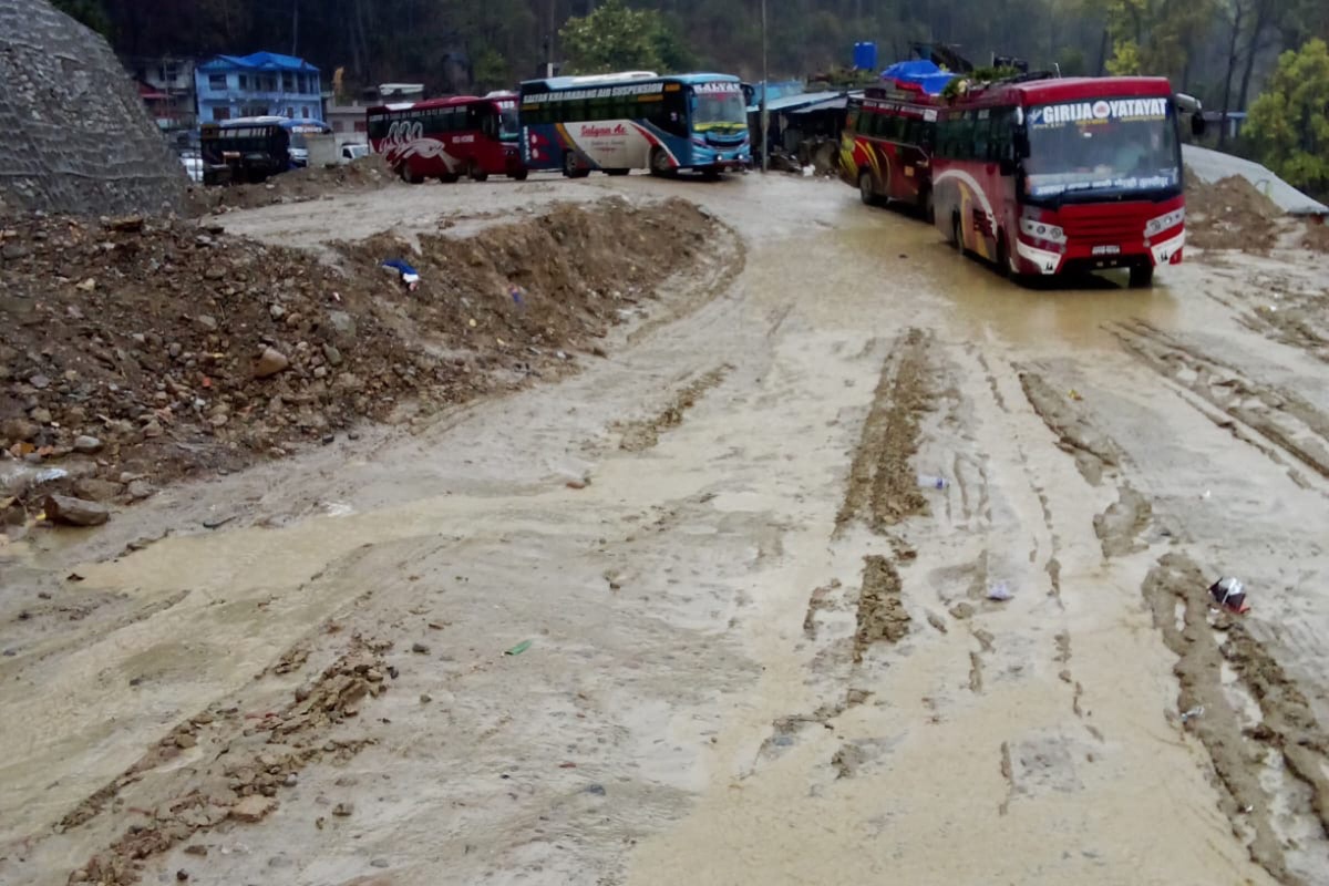 दाउन्ने खण्डमा सडक हिलाम्य भएपछि यातायात अवरुद्ध, कावासोतीमै रोकिए सवारीसाधन