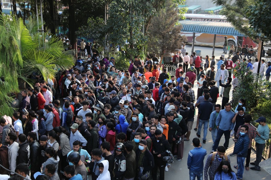 काठमाडौँको नयाँबसपार्कमा घर फर्किने यात्रुको भीड