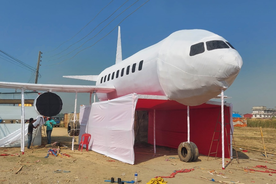 गौतमबुद्ध विमानस्थल सञ्चालनका लागि दबाब दिन व्यापार मेलामा विमानको आकृति