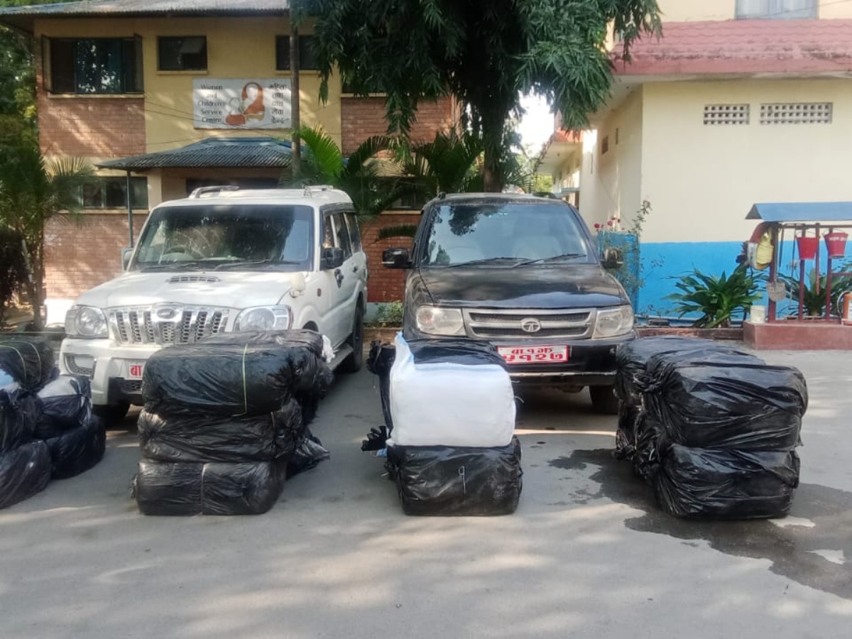 सरकारी नम्बर प्लेटका दुई गाडीबाट गाँजा बरामद, एक जना पक्राउ