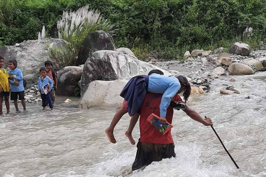 विद्यार्थीलाई खोला तारेर भिजेकै कपडामा कक्षामा