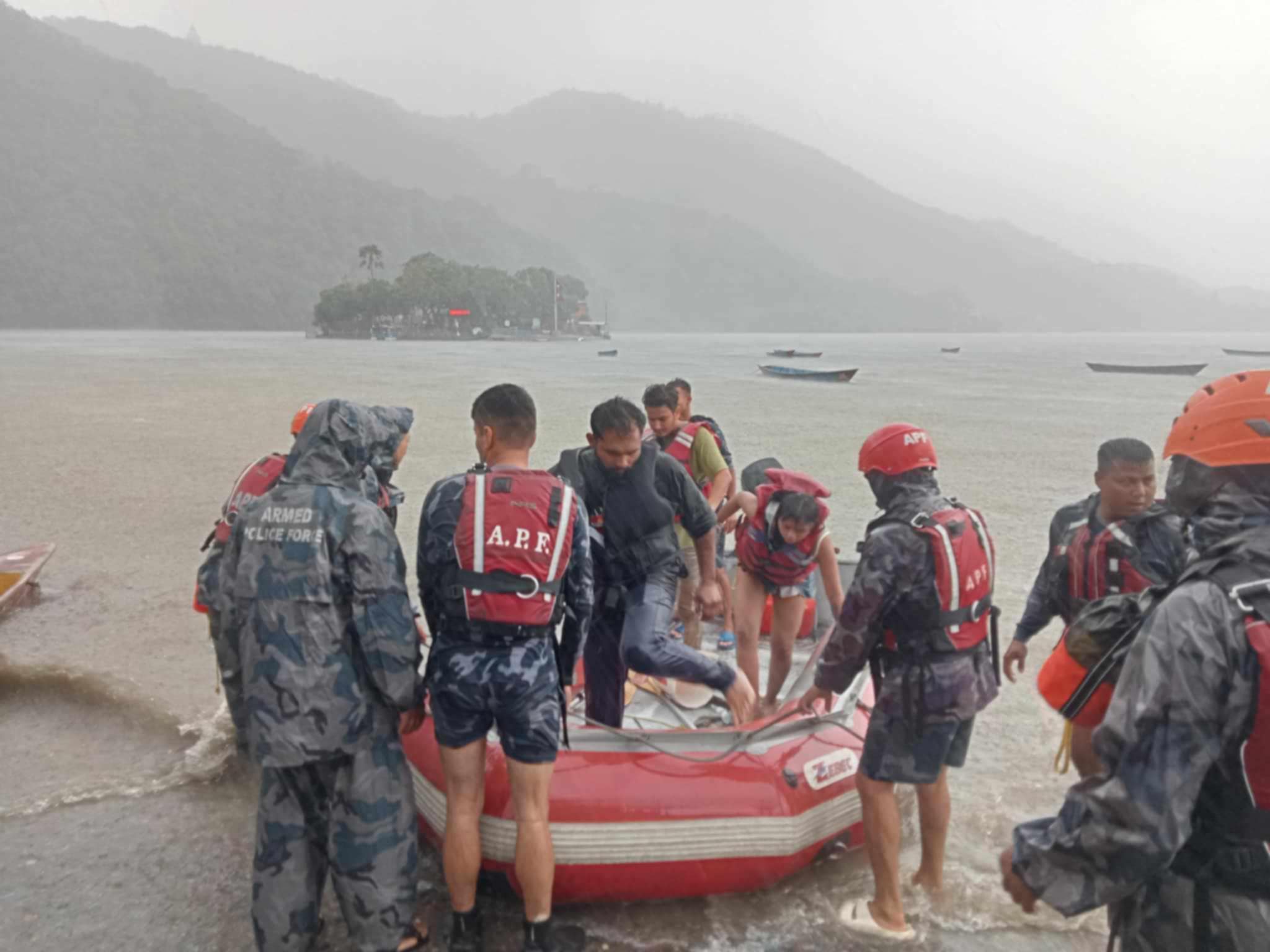 फेवातालमा डुंगा पल्टिएर फसेका ७ जनाको सकुशल उद्धार