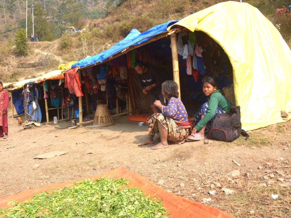 चार महिनादेखि त्रिपालमुनि खानीखोलाका बाढीपीडित