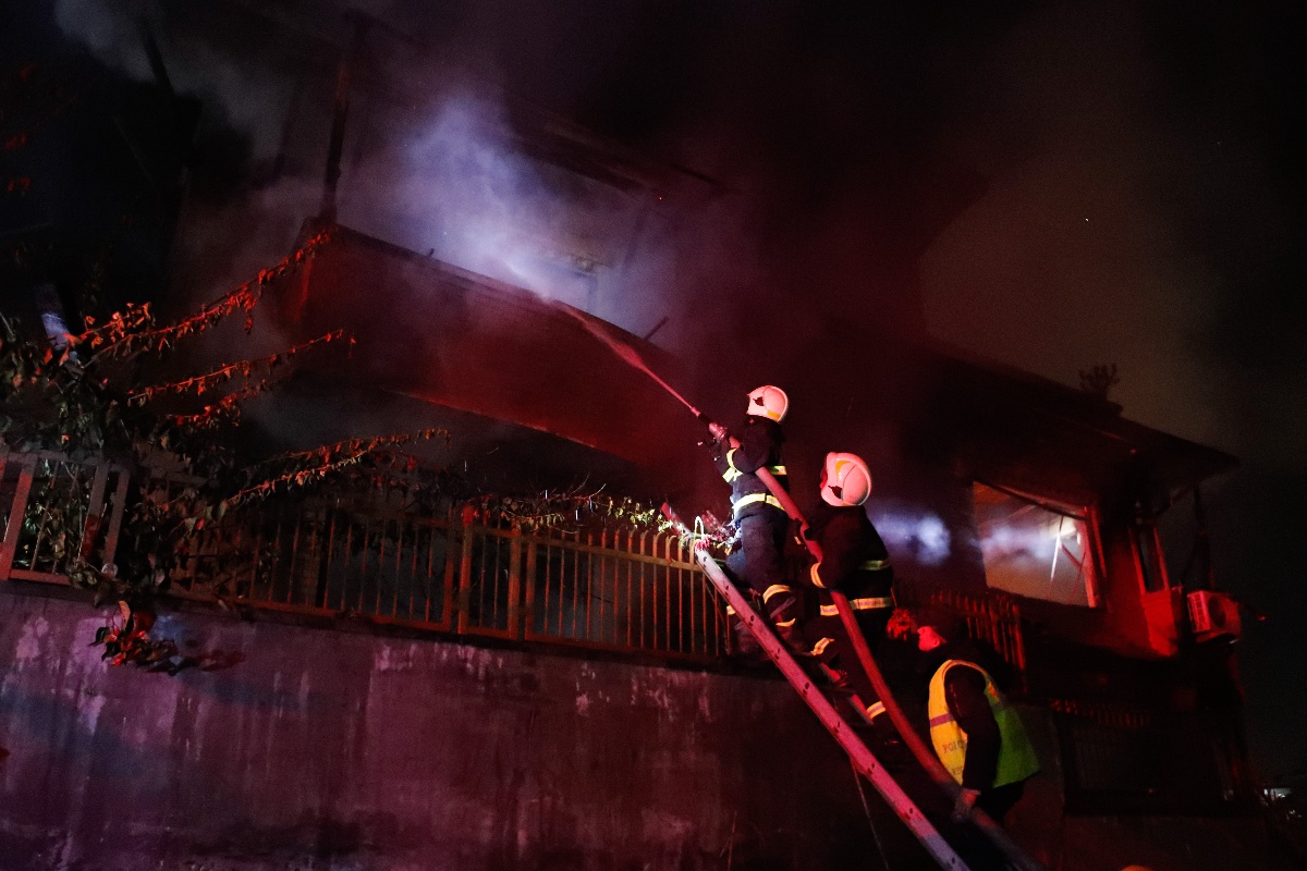 धापासीस्थित १ घरमा आगलागी