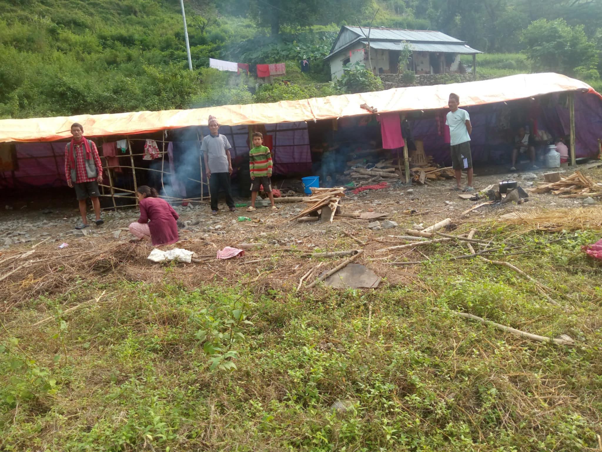 बाढीपहिरोबाट विस्थापित परिवार १८ दिनदेखि त्रिपालमुनि