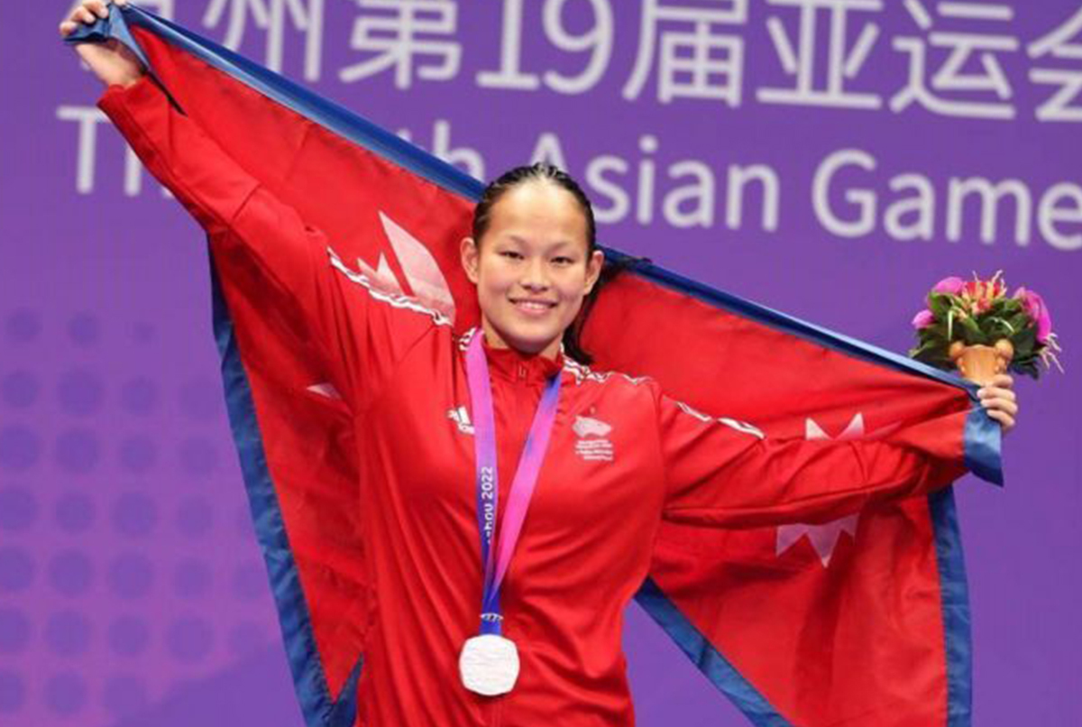 देशलाई पदक दिलाएर शालीन खुशी मनाइरहेकी एरिका