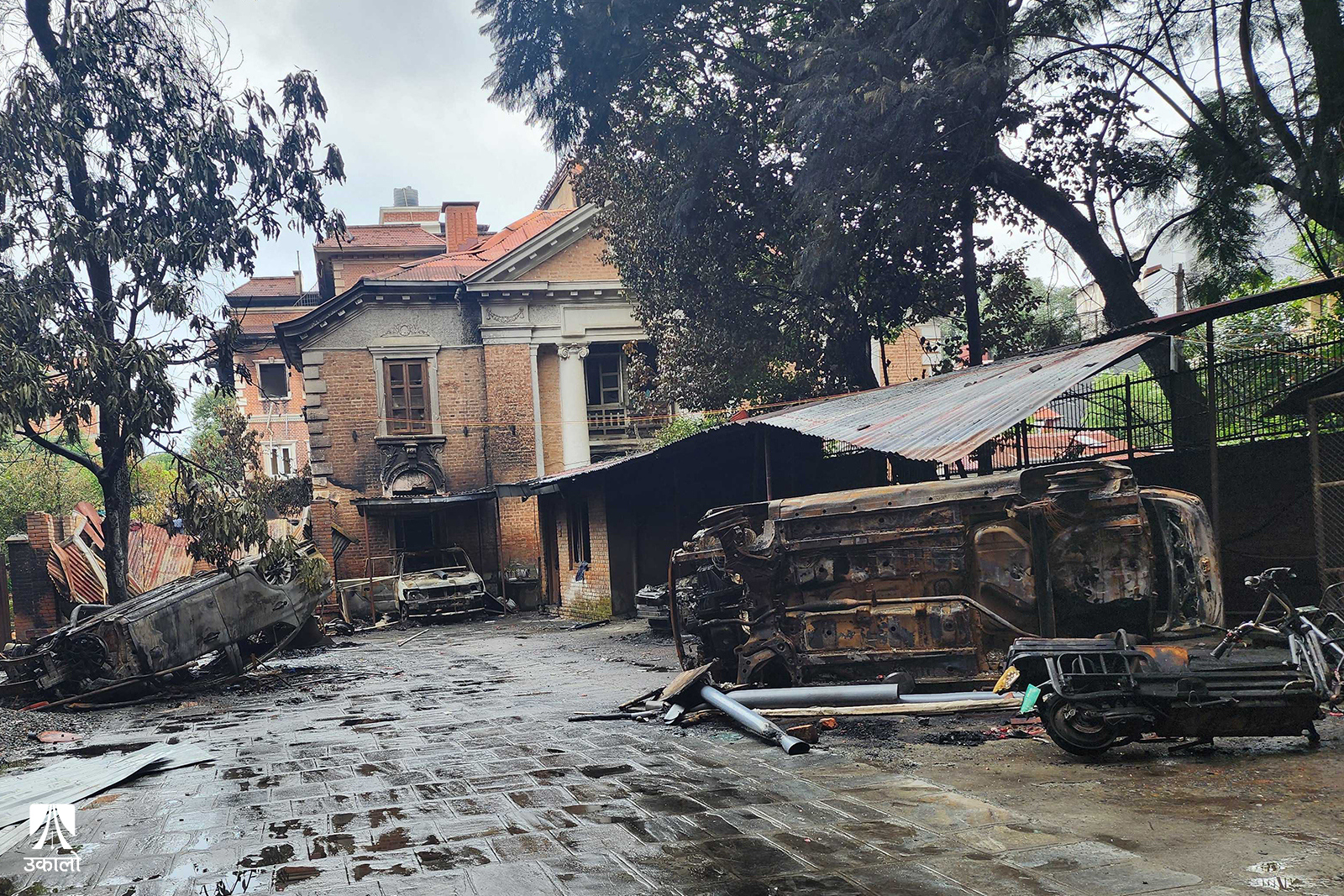 कांग्रेस नेता प्रकाशमान सिंहको जलाइएको घर।