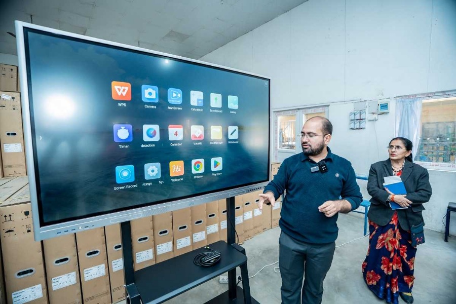 काठमाडाैँ महानगरका सामुदायिक विद्यालयमा स्मार्ट बोर्ड जडान