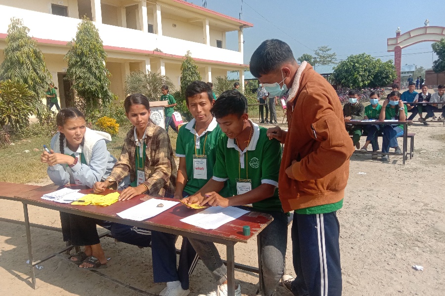 विद्यालयमा नमूना मतदान  :  विद्यार्थी भन्छन्– अभिभावकलाई सिकाउँछौँ