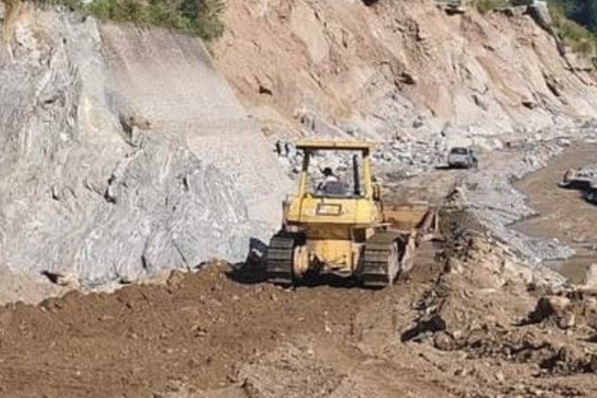 बीपी राजमार्ग आठ घण्टादेखि अवरुद्ध