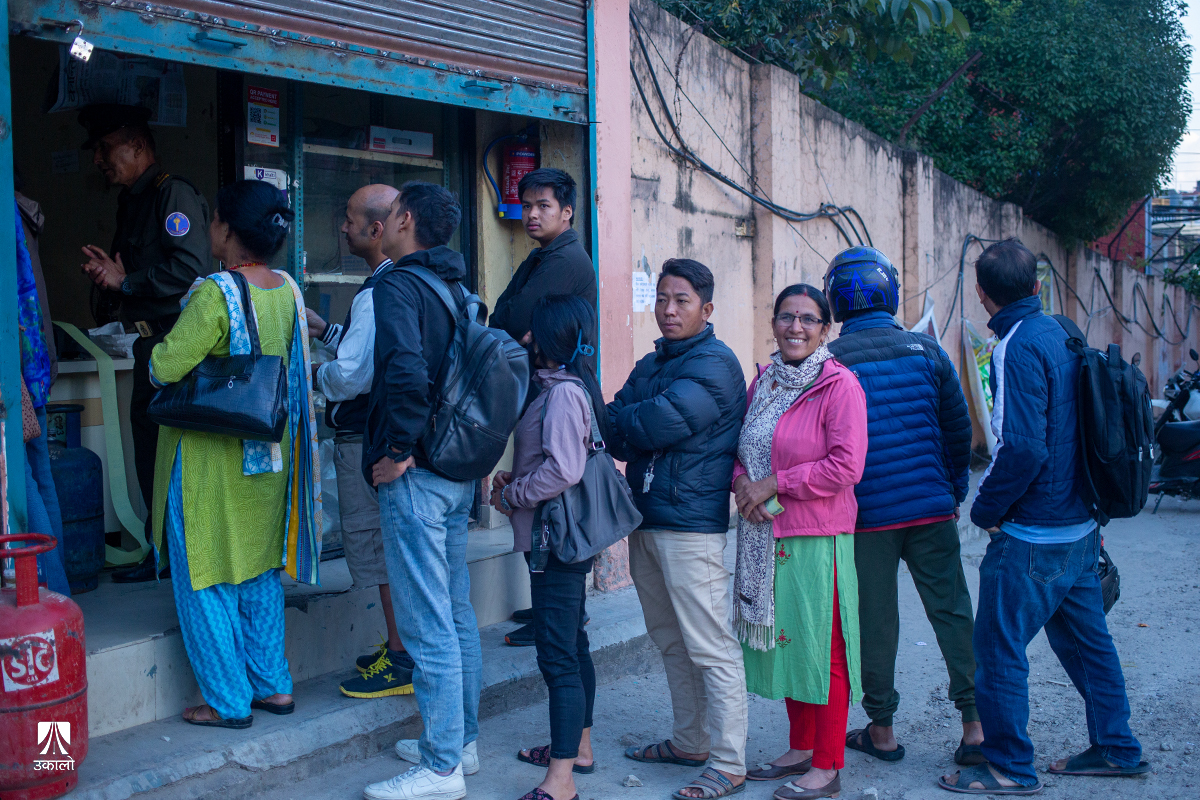 चिनी खोज्दै नुवाकोट र धादिङबाट काठमाडौँ आएकाहरू भन्छन्, ‘गाउँमा यस्तो अभाव थाहा थिएन’ (भिडियोसहित)