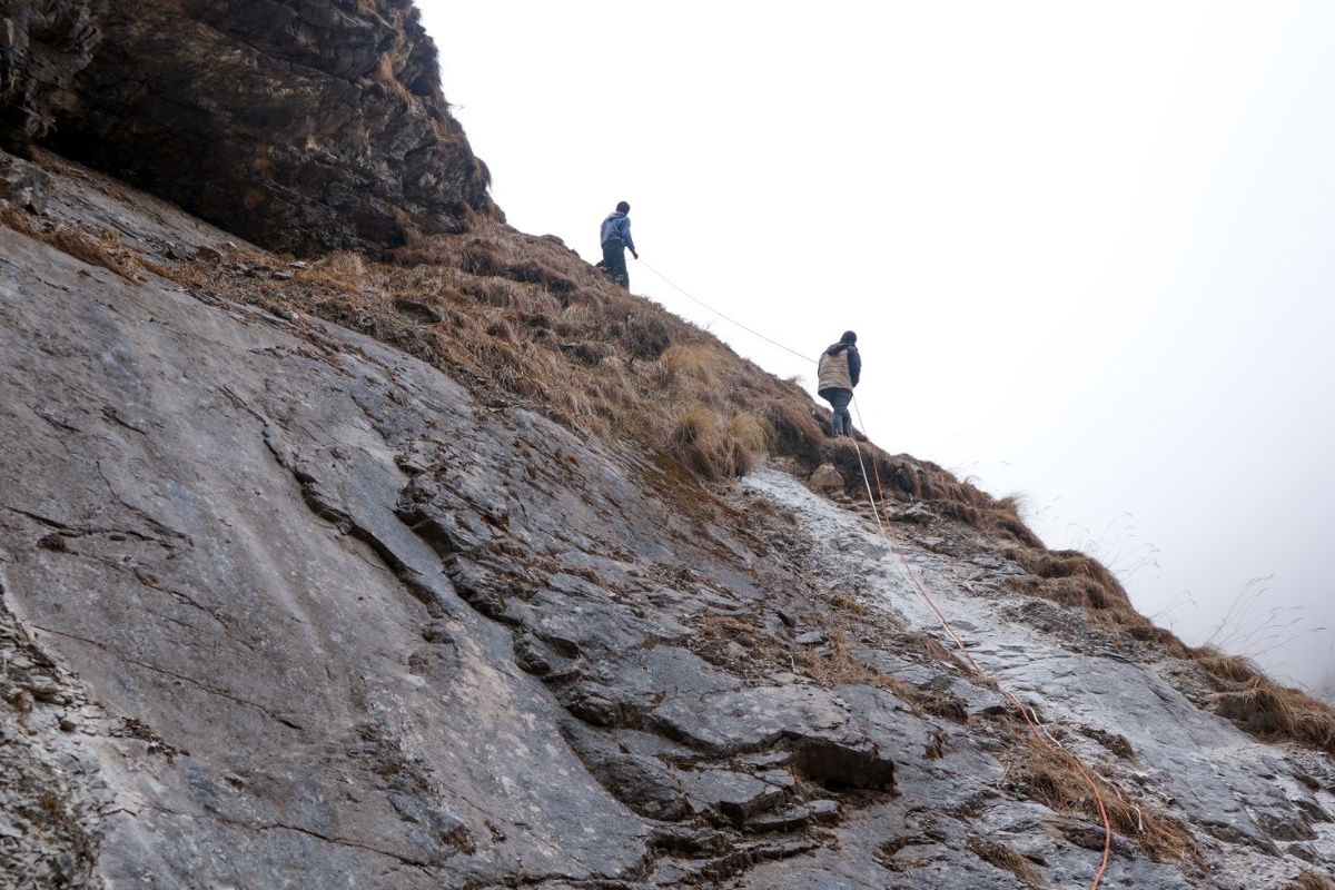 धौलागिरि आधार शिविर पुग्न जोखिमपूर्ण यात्रा