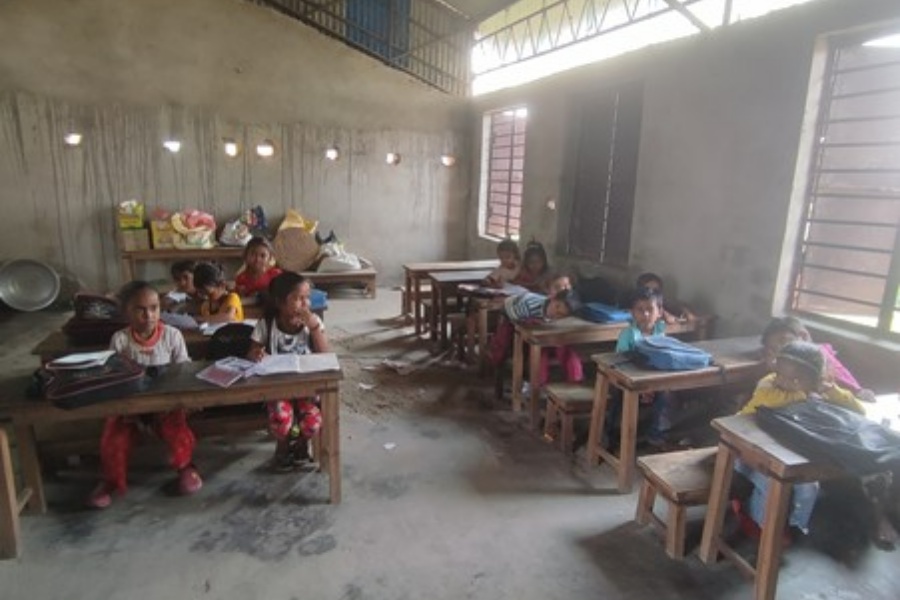 कोठा ३, कक्षा ६ : एउटाको पढाइ हुँदा अर्को बाहिर जानुपर्ने बाध्यता 