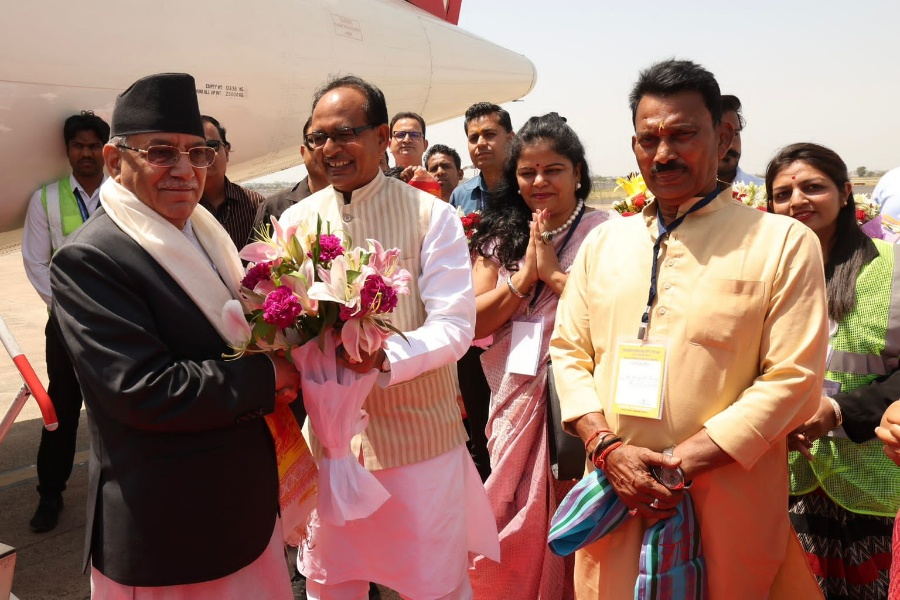 प्रधानमन्त्री दाहाल इन्दोरमा, मुख्यमन्त्री चौहानले गरे स्वागत 