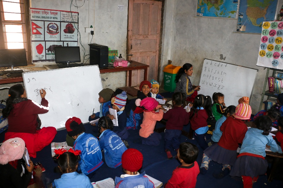 पूर्वाधार अभाव : एउटै कोठामा एकै समयमा २ शिक्षिकाले पढाउँदै