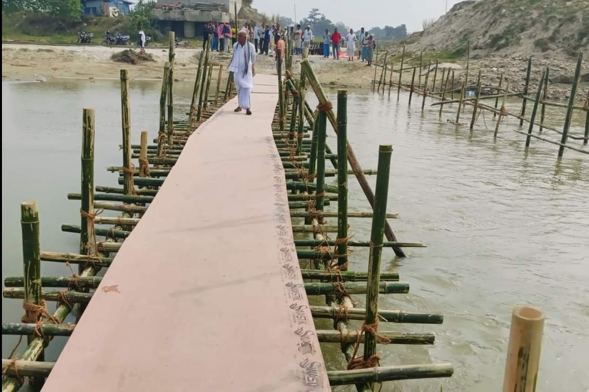 सिरहा नगरपालिकाले कमला नदीमा बनायो अस्थायी पुल