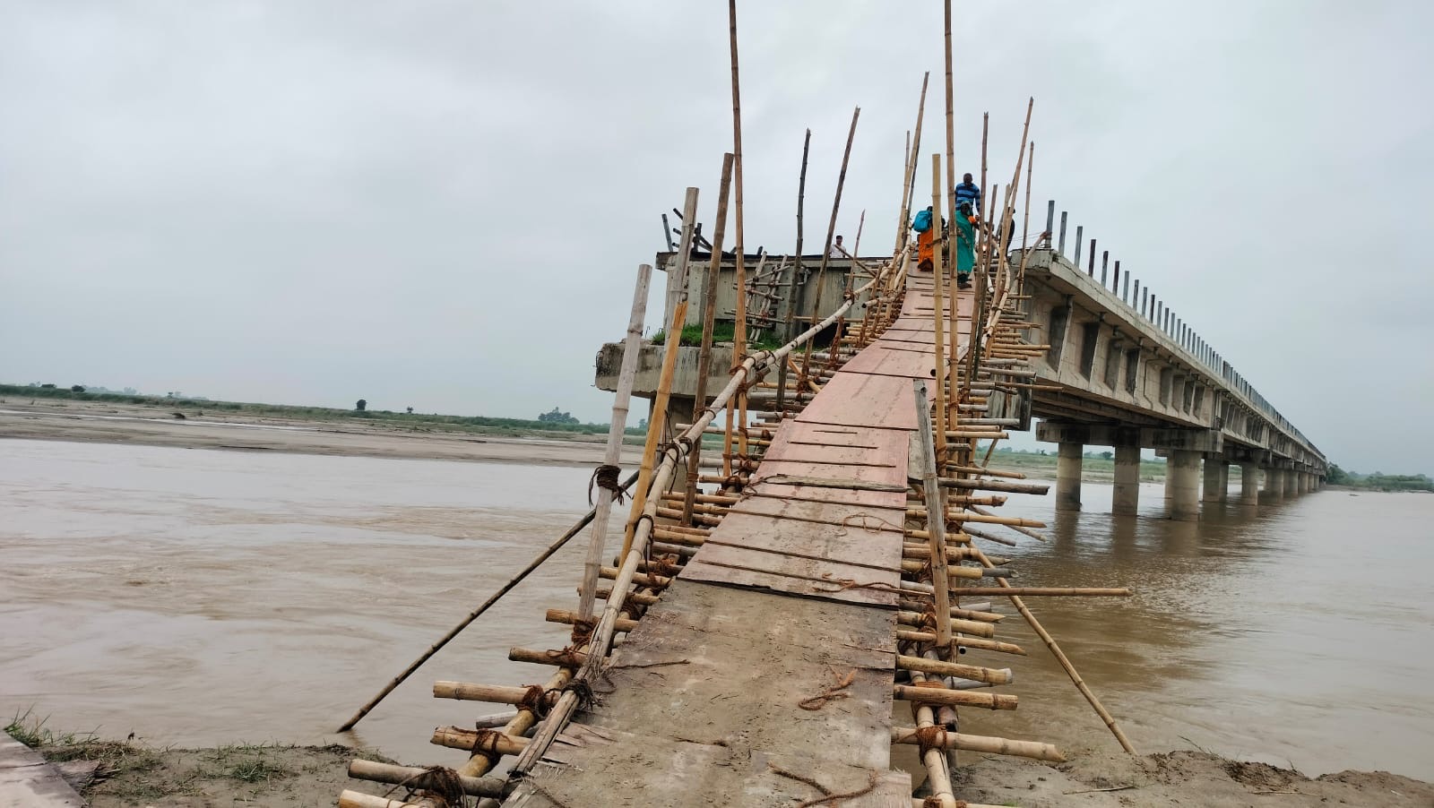 ३ वर्षमा सम्पन्न हुनुपर्ने कमला नदीको पुल १४ वर्षसम्म अधुरै