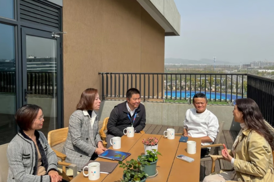  चीनको एक विद्यालयमा देखिए ज्याक मा