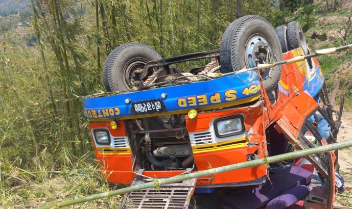 धरानबाट भोजपुर आउँदै गरेको बस दुर्घटना हुँदा १ को मृत्यु, १३ जना घाइते‍