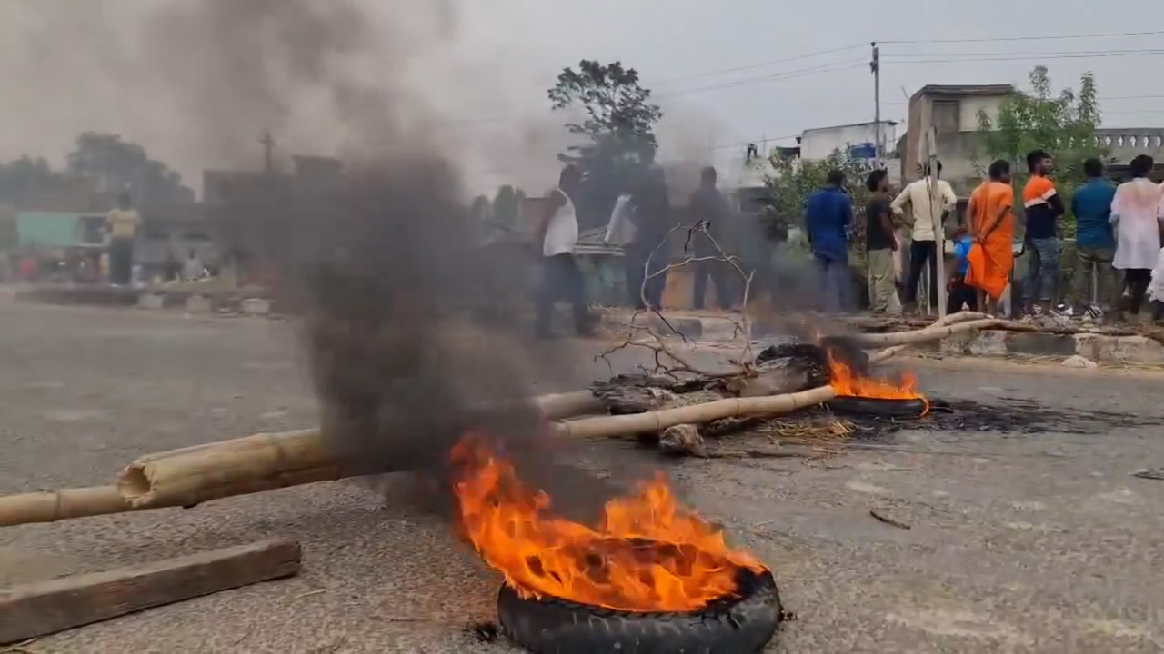 जनकपुर–जलेश्वर सडकखण्डमा टायर बालेर प्रदर्शन