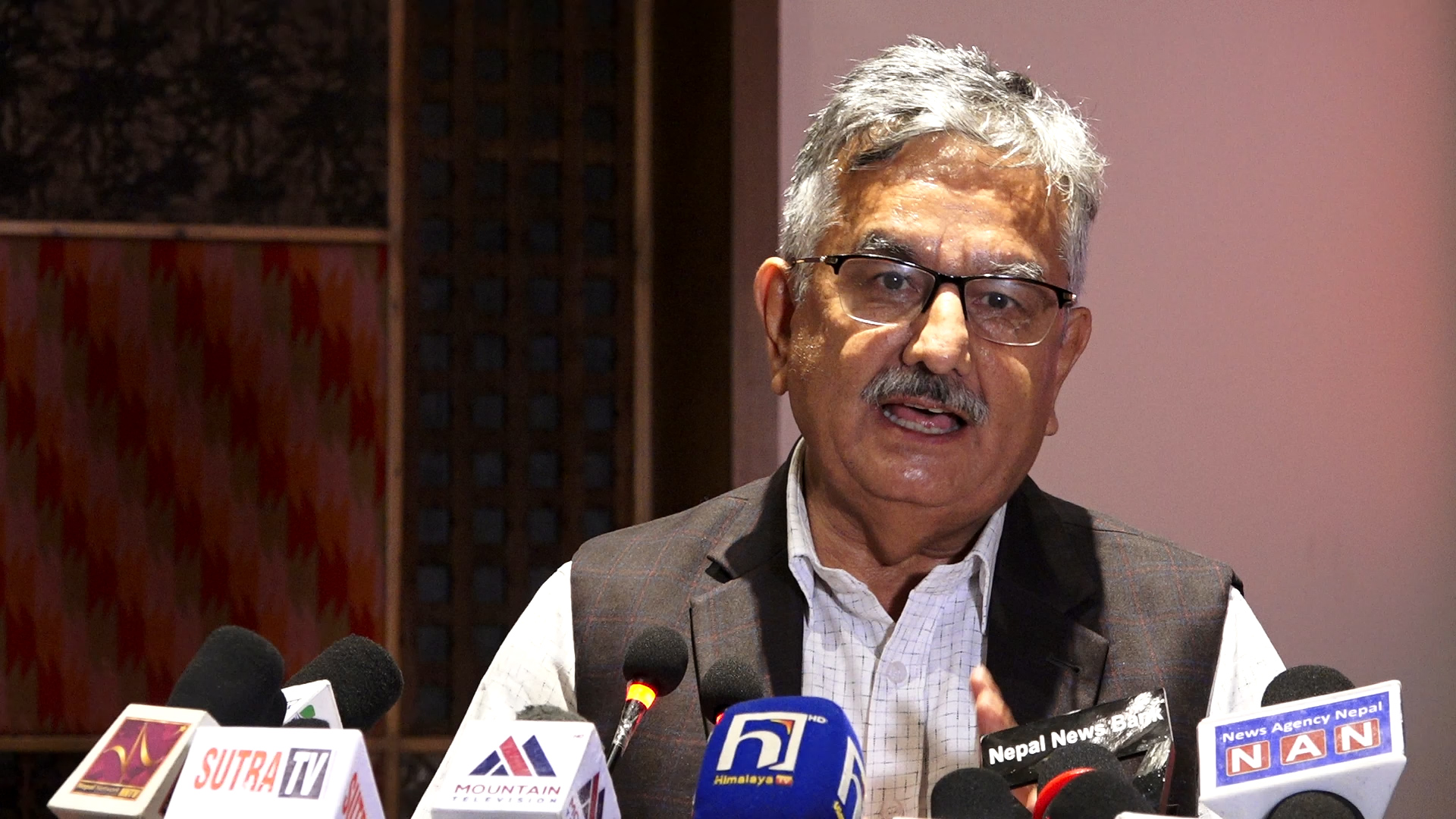 सरकारले जनगुनासो आउने ठाउँमा बिजुली दिएर उद्योगक्षेत्रमा लोडसेडिङ गरेको सुरेन्द्र पाण्डेको आरोप