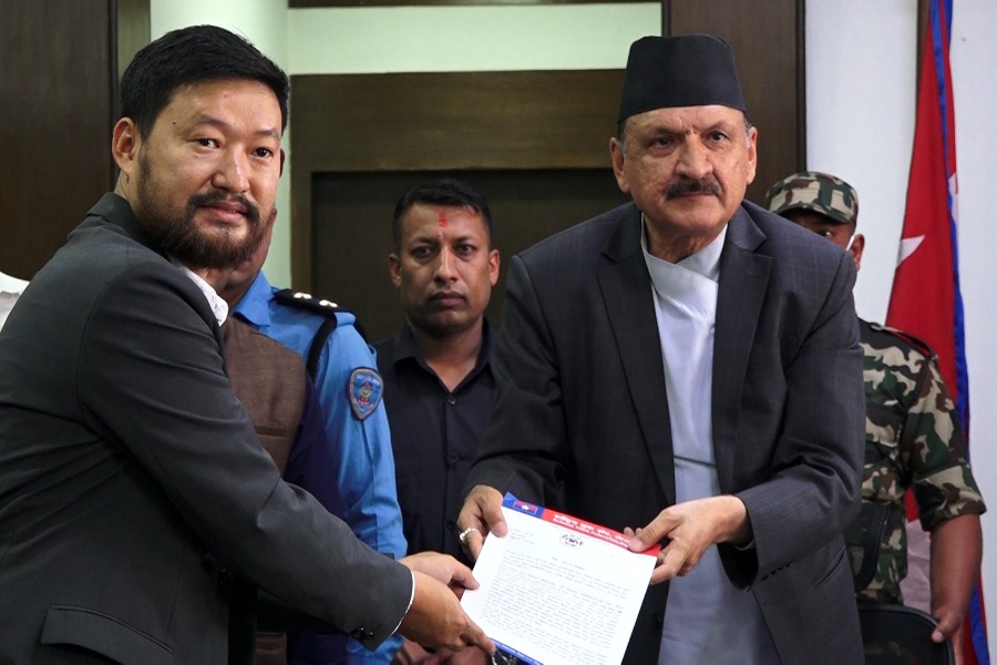 'अयोग्य लडाकु'लाई २ लाख दिने सरकारको निर्णयविरुद्ध अर्थमन्त्रीलाई ज्ञापनपत्र