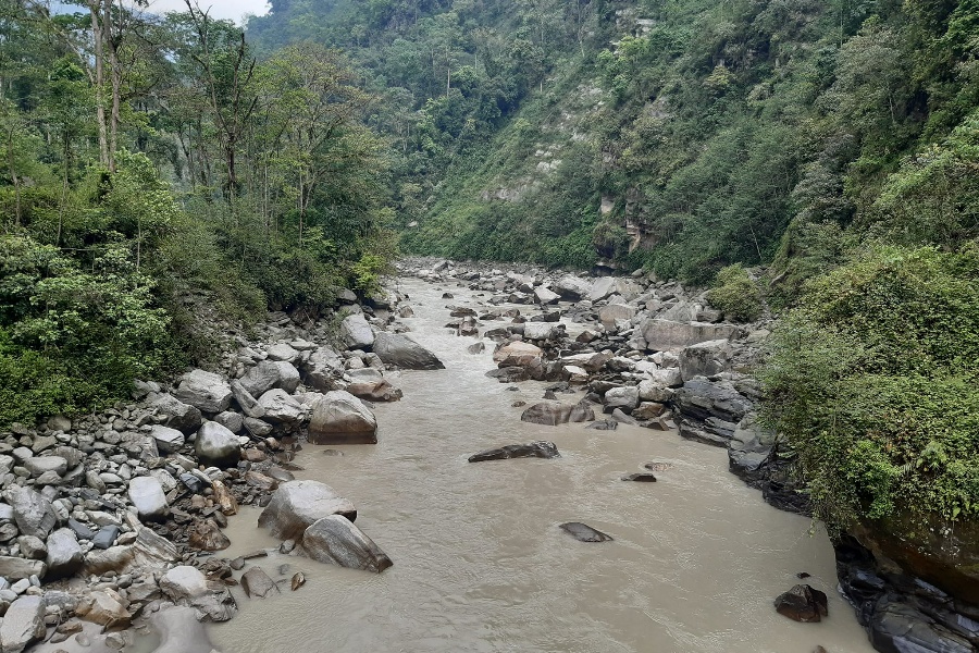 पहिरो खसेपछि संखुवासभामा थुनियो अरुण नदी