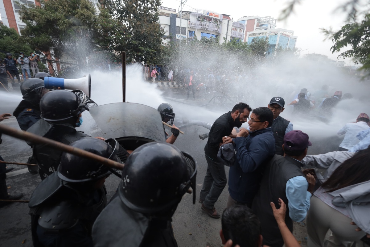 नयाँ बानेश्वरमा आन्दोलनरत शिक्षक प्रहरीबीच झडप