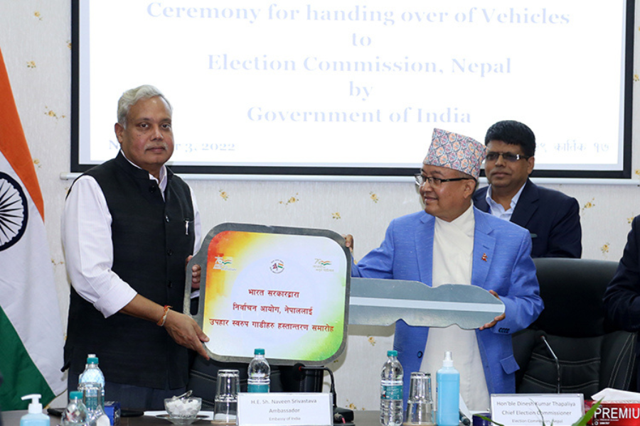 आयोगलाई भारतले दियो ८० वटा गाडी