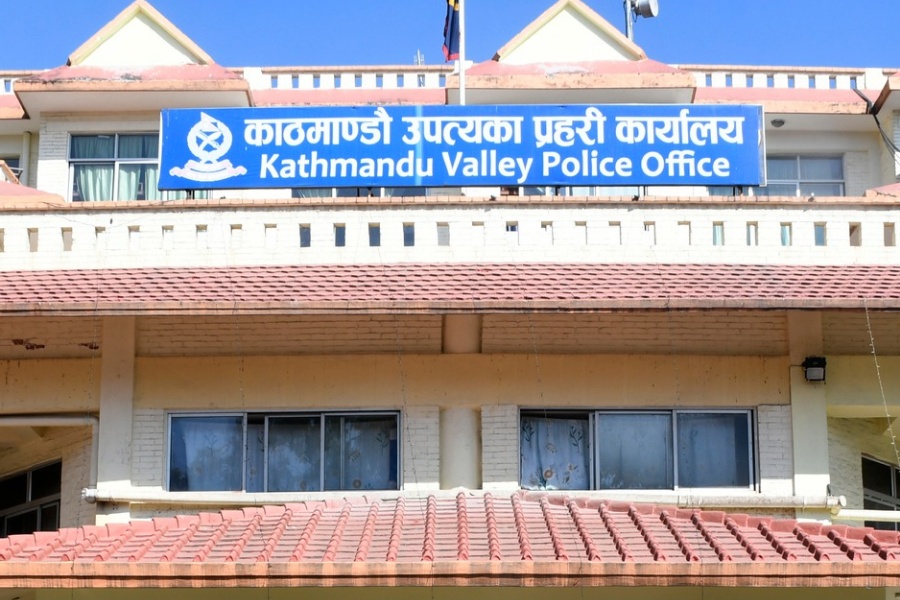 प्रहरीले भन्यो– बहुमूल्य सामान बोकेर भिडभाडमा नजानू