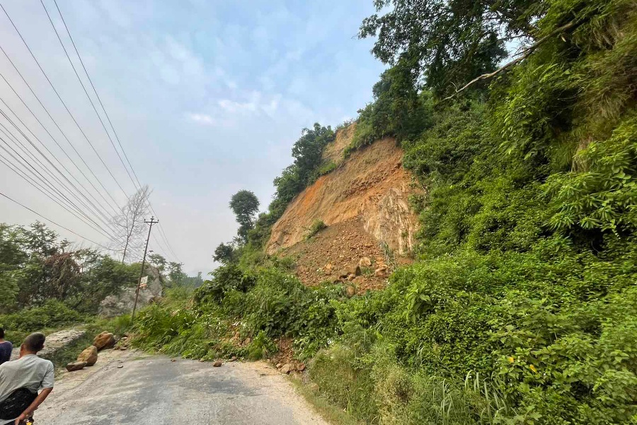 पहिरोले गोरखा–आँबुखैरेनी सडक अवरुद्ध