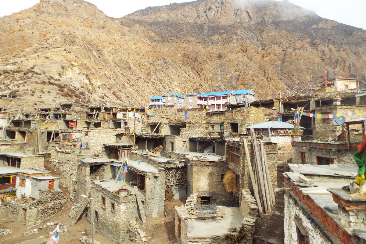 कंक्रिटका घरले फेरिँदै मनाङको मौलिकता