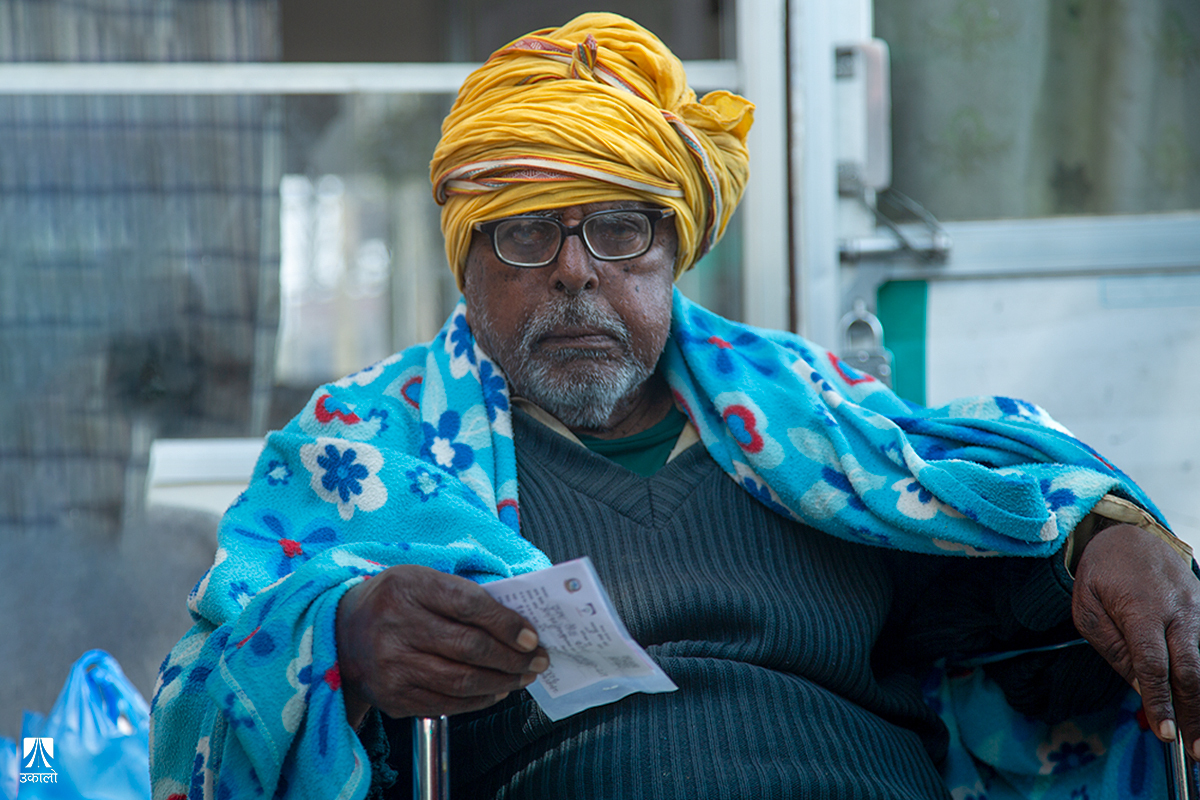 वीर अस्पतालको चिसो छिँडीमा ८ रात कुर्दा पनि उपचार नपाई फर्किनुपर्‍यो