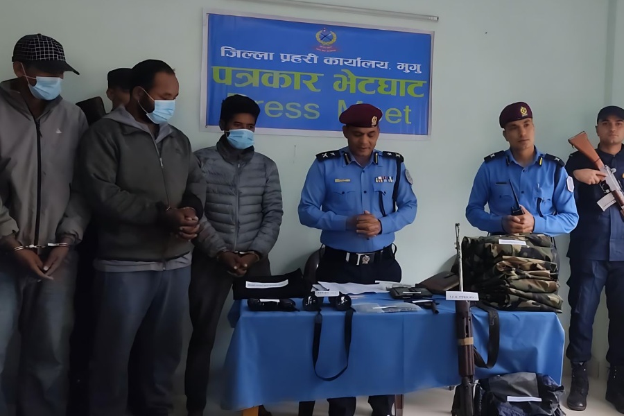 मुगुमा एसएलआर हतियारसहित ३ जना लुटेरा पक्राउ 