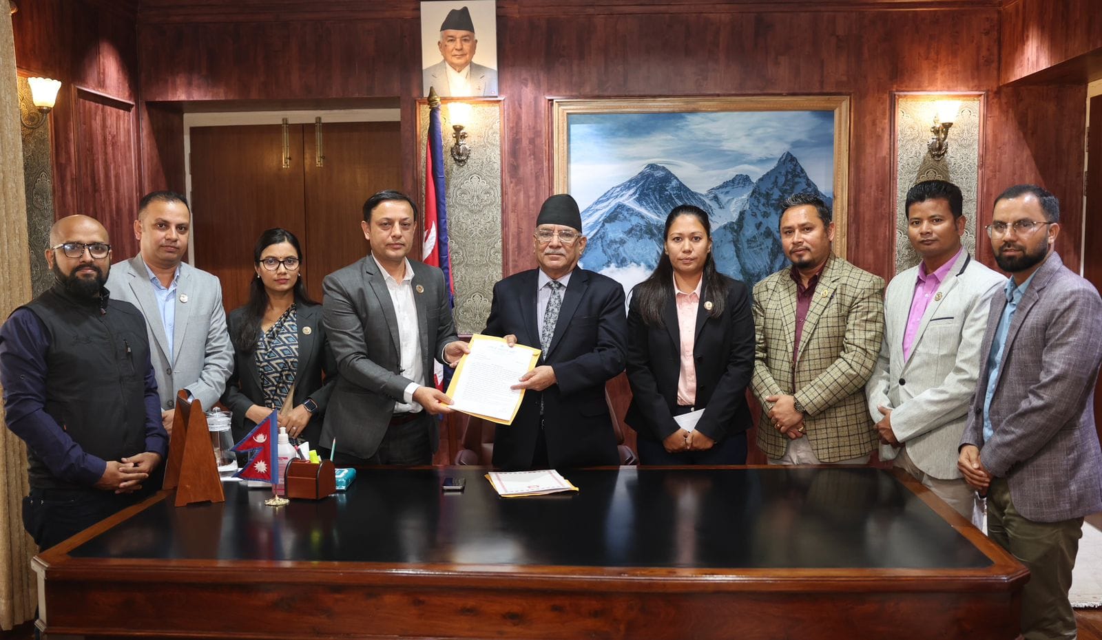 प्रधानमन्त्रीलाई रास्वपाको ध्यानाकर्षण : राहतमा प्राप्त चामल गोदाममै नकुहियोस्