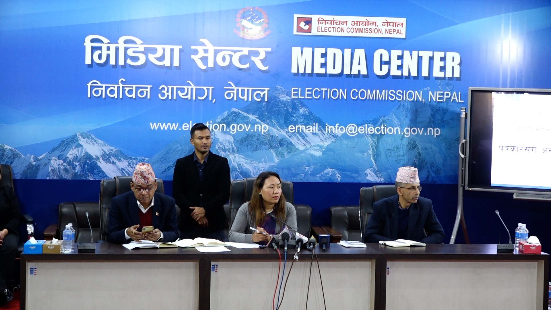 आयोगमा ४१ दलले पेश गरे घोषणापत्र, ८६७ उम्मेदवारले खोले बैंक खाता