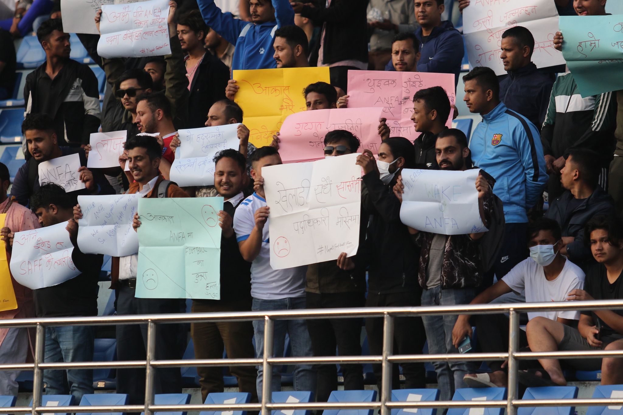 दशरथ रंगशालामा फुटबल समर्थकको प्रदर्शन: हेर त हेर गुटैगुट, एन्फाभित्र बह्मलुट