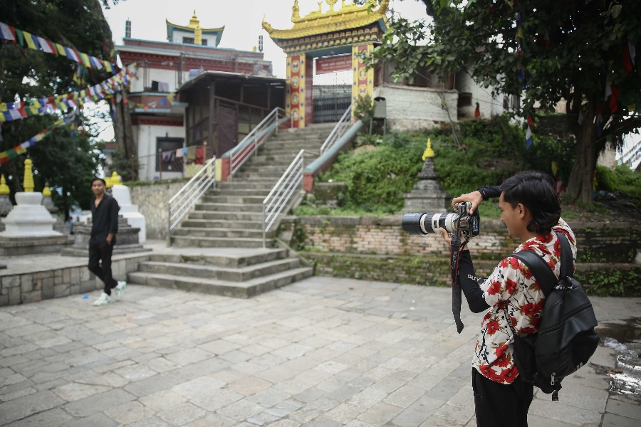 जसले घुम्न आउनेहरूको फोटो खिचेर घरखर्च चलाउँछन् (तस्वीरसहित)