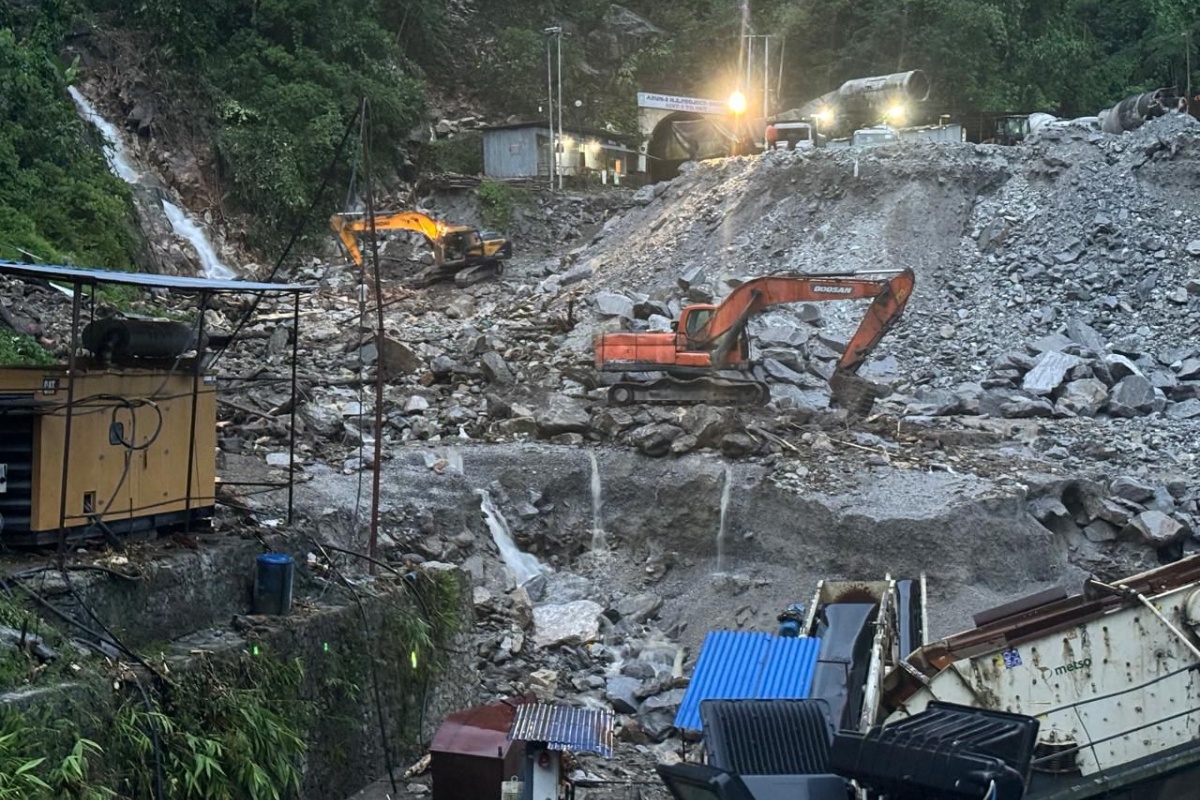 अरुण तेस्रोका मजदुर सुतिरहेको स्थानमा पहिरो: १ जनाको मृत्यु, २ घाइते