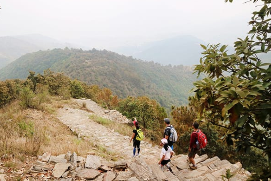 कुरूप र प्रदूषित बन्दैछन् पैदलमार्ग